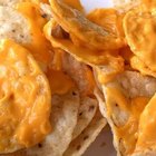 Cómo hacer salsa de queso casera para los nachos