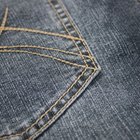 Como tirar manchas de tinta branca de um jeans