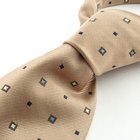 Cómo hacer patrones de corbatas para hombres