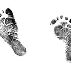 Como imprimir as mãos e os pés de um bebê com tinta