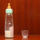 ¿Se puede alimentar a un bebé con leche materna fría?