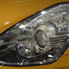Como ajustar os faróis em um Nissan Sentra