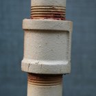 Cómo reparar un tubo metálico con fugas