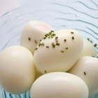O que causa uma mudança química com um ovo cozido?