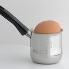 Remover una mancha de huevo seca