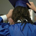 Cómo usar una borla, birrete y toga de graduación 