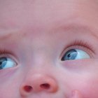 Cómo lavar el rostro de un bebé