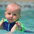 ¿Los bebés recién nacidos pueden nadar?