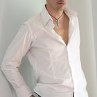 Cómo vestirse con un par de pantalones de mezclilla y una vieja camisa oxford