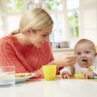 Uma mãe a alimentar o seu adorável bebé recém-nascido