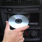 Como retirar um CD que ficou preso no rádio de um carro?