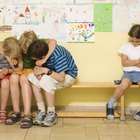 Cómo lidiar con los niños que excluyen a otro niño durante el juego