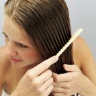 Cómo hacer un tratamiento casero de aceite caliente para el pelo dañado