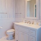 Cómo decorar un cuarto de baño con puertas de ducha de vidrio con un bajo presupuesto