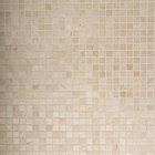 ¿Cómo puedo renovar los viejos azulejos del baño?