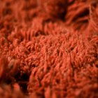 Como remover o cheiro molhado e impregnado de tapetes