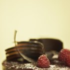 ¿Cómo puedo hacer virutas de chocolate con mayor facilidad para colocarlas sobre una torta?