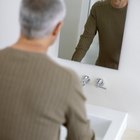 Cómo colgar espejos sin marcos en las paredes del baño