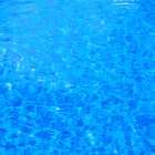 ¿Cuánto tiempo puede mantenerse el agua en una piscina inflable con un filtro?