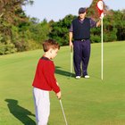 La mejor manera de enseñarle a tu hijo de 4 años a jugar golf