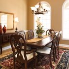 ¿Cuánto espacio libre debe tener una mesa de comedor de las paredes?