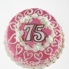 Cómo hacer centros de mesa para una fiesta de cumpleaños 75
