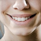 Maneras fáciles de blanquear los dientes sin tiras blanqueadoras