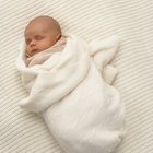 La mejor posición para que un bebé con reflujo duerma