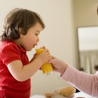 Cómo mantener a un niño hidratado cuando no quiere beber