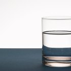 Cómo hacer el acertijo de lógica de los vasos con agua