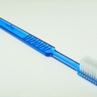 Como usar uma escova de dente para esfoliar a pele