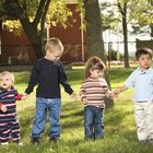 Niño asiático de raza mixta en el parque mirando a la cámara