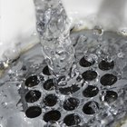 Cómo utilizar ácido sulfúrico para limpiar un drenaje