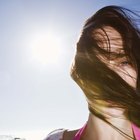 Por que o cabelo fica mais claro no sol?