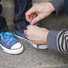 Pasos fáciles para que los niños pequeños aprendan a atarse los cordones de los zapatos