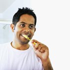 Cómo usar polvo de carbón para cepillarse los dientes