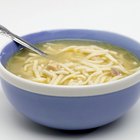 Cómo hacer sopa de pollo con fideos en una olla de cocción lenta