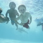 Sinais e sintomas de uma criança que bebeu muita água de piscina