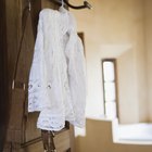 ¿Qué puede absorber la humedad cuando se guarda la ropa?