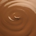 Cómo hacer diseños de chocolate para decorar postres