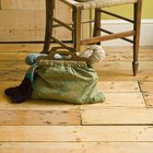 ¿Qué puedo poner bajo mis muebles para evitar que se rayen mis pisos de madera?