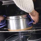 Cómo limpiar manchas de alimentos quemados en un horno autolimpiante