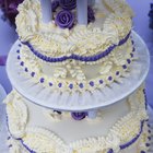 Cómo hacer un pastel de bodas de varios pisos con platos separadores y columnas