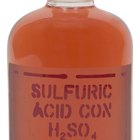 Que tipo de reação ocorre quando o ácido sulfúrico reage com uma base?