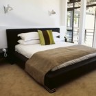 Como consertar o estrado de madeira de uma cama que está rangendo