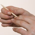Cómo aplicar resina sobre las uñas naturales
