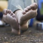 Como limpar pés escurecidos por óleo e poeira