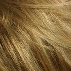 Cómo aplicar mechas oscuras en un cabello rubio