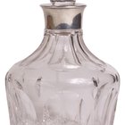 Como limpar o interior de um decantador de cristal