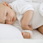 Cómo hacer que un bebé duerma sin darle de comer durante la noche